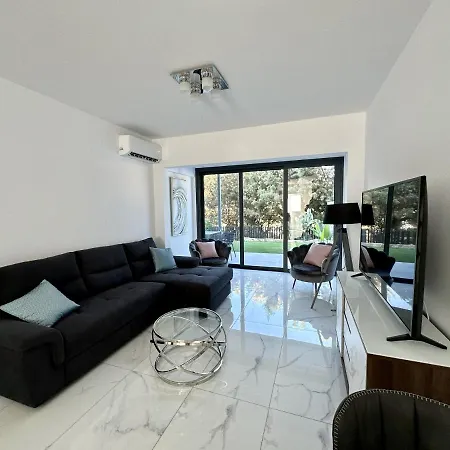 Luxury Garden Apartment