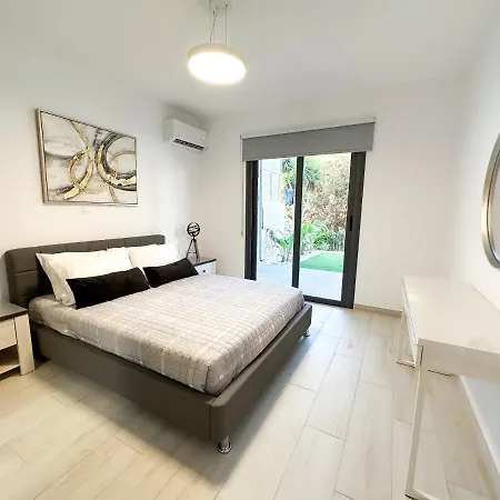 Luxury Garden Apartment